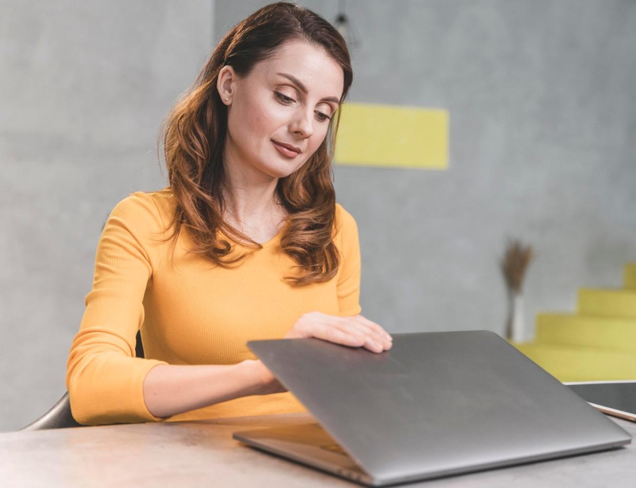 Étudiant travaillant sur son budget personnel avec documents et calculatrice