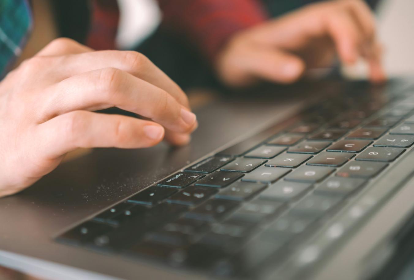 Équipe collaborative travaillant sur des stratégies financières