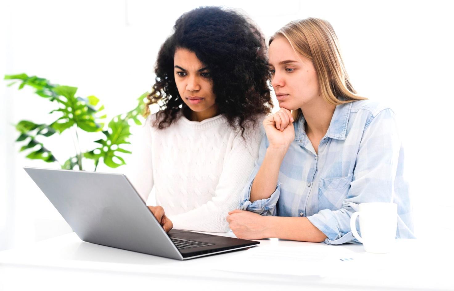 Session de formation en groupe avec tableaux financiers