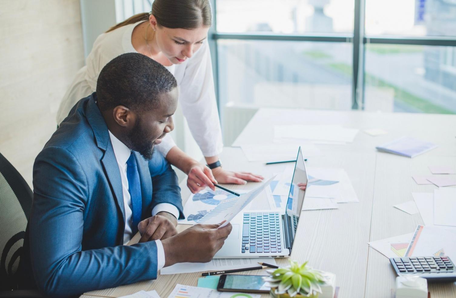 Bureau d'accompagnement budgétaire avec documents financiers
